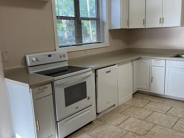 5105 Hollycrest Dr — Photo 3