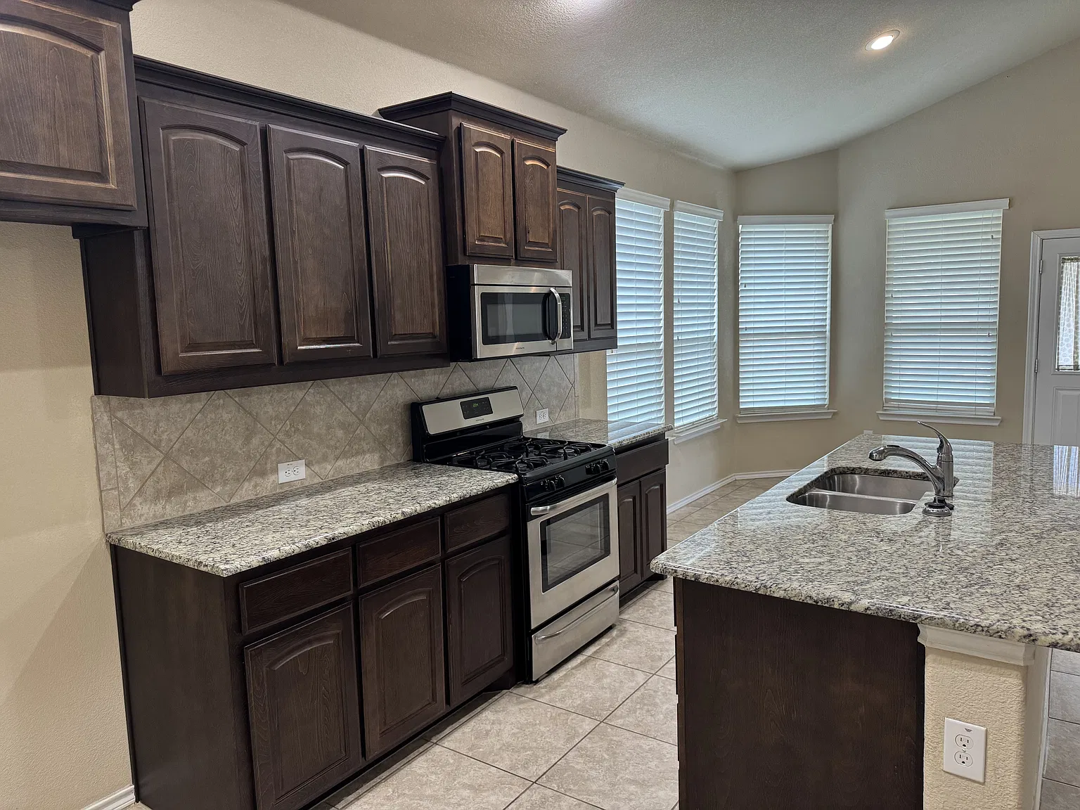 4 bed, 1768 sqft, $2,200 — Photo 2