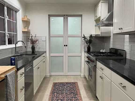 4th image of 301 Hidden Valley Ln