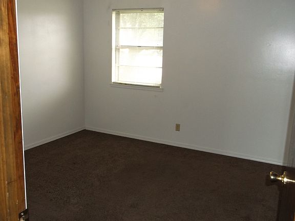 4th image of 828 E Krayler Ave