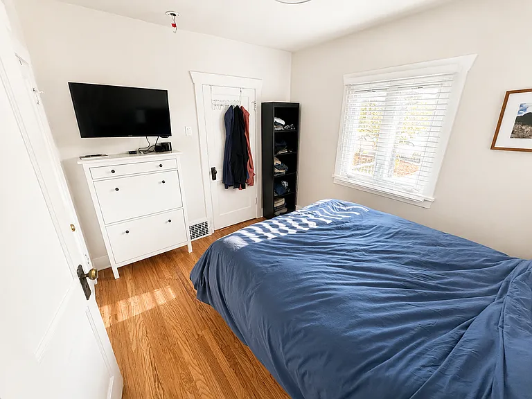 Bedroom 1 (Queen bed)