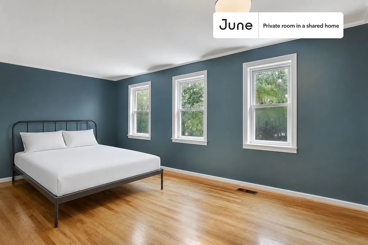 Queen bedroom in 7 bed/4 bath home in Southwest Waterfront #526 C — Photo 1