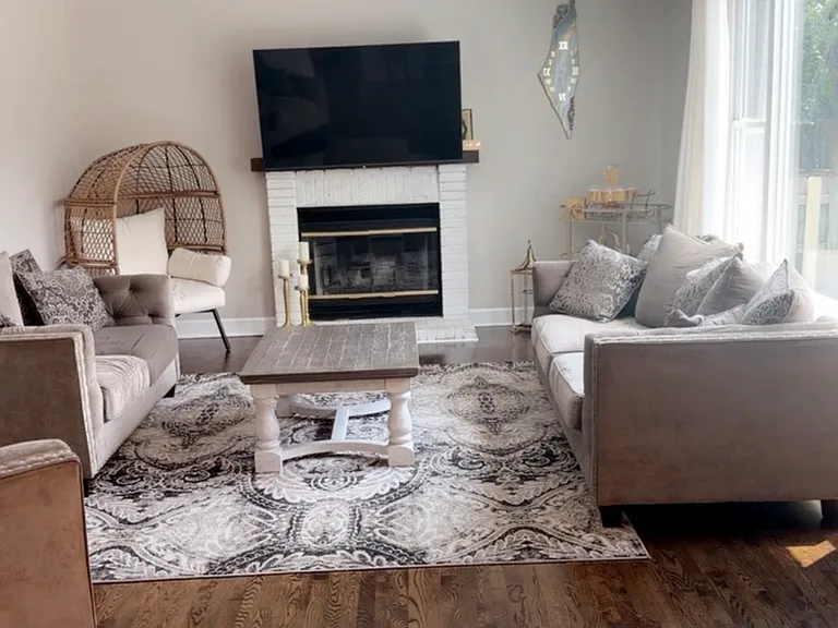 706 Mayfair Dr — Photo 2