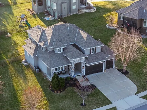 7026 Belmont Dr, Shawnee, KS 66226