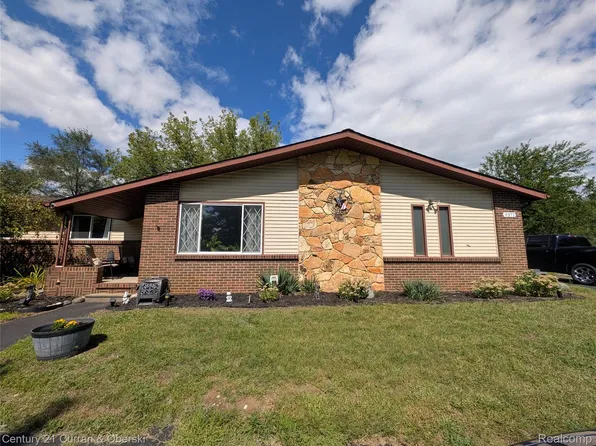 9371 Bennett Lake Rd, Fenton, MI 48430
