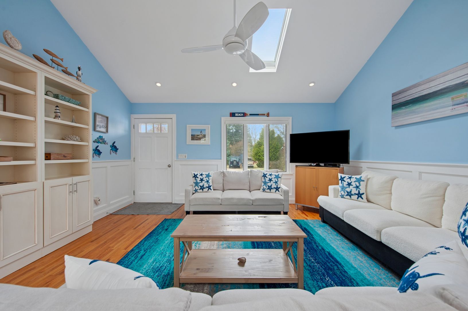  Spacious living room