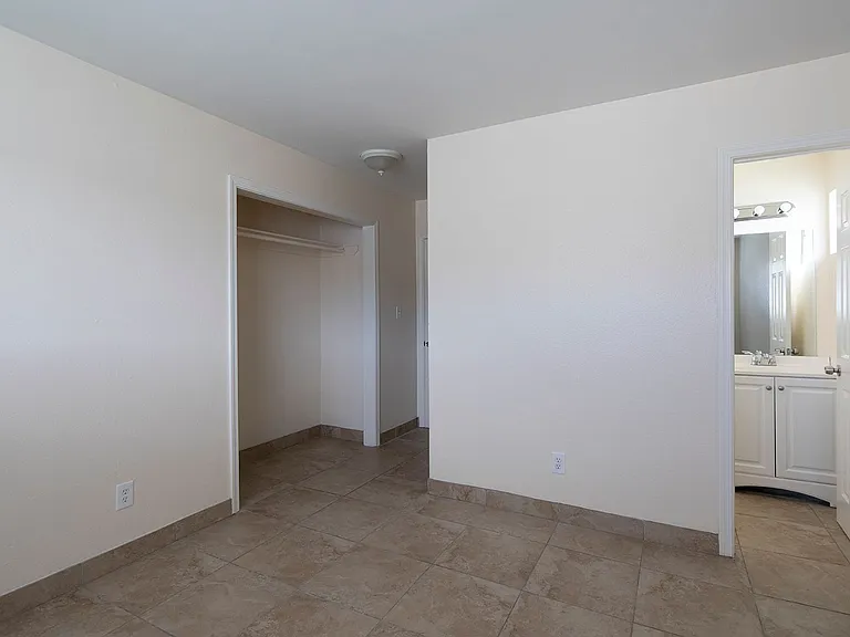 Lanai Village Apartments — Photo 37