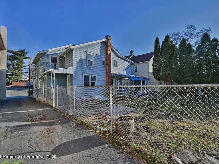 418 E Market St — Photo 5