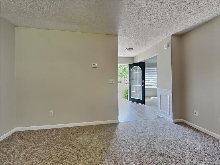 205 Oak Terrace Dr — Photo 2