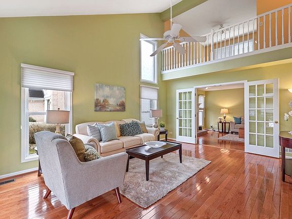 3rd image of 2870 Roslyn Ln E