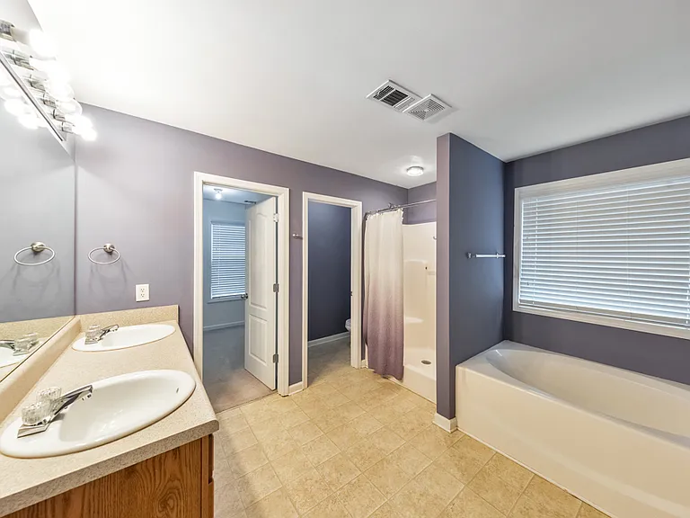 179 Holbrook Dr — Photo 12