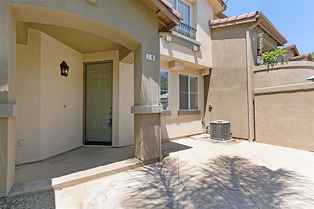 3 bed, 2.5 bath, 1400 sqft, $4,300 — Photo 4