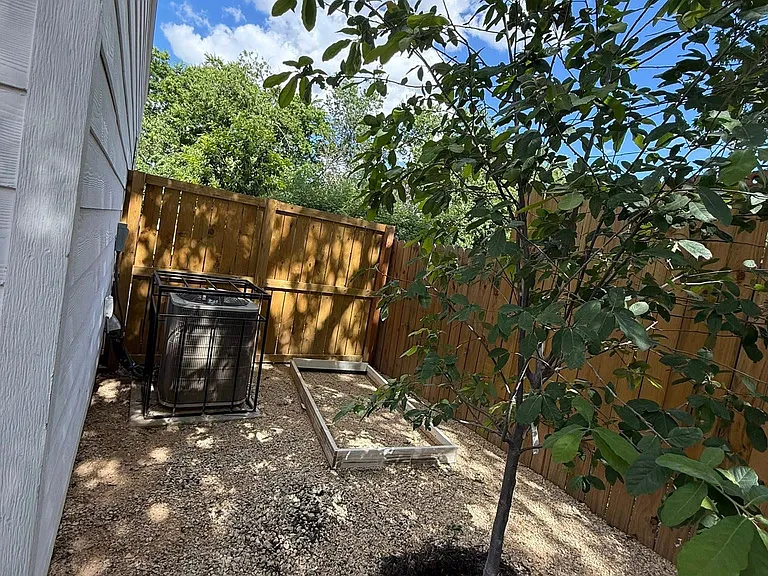 208 Roberts St #B — Photo 10