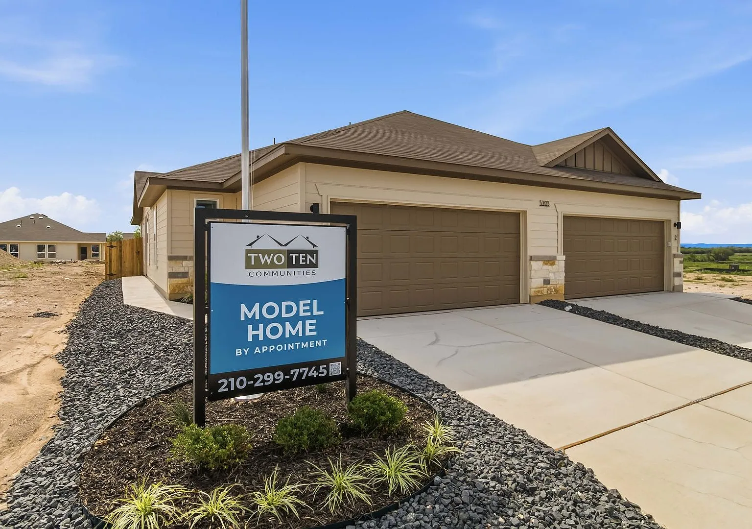 6 Weeks Free Move-In Special! Brand New 3 Bed / 2 Bath Townhome Modern Kitchen + Private Yard — Photo 2