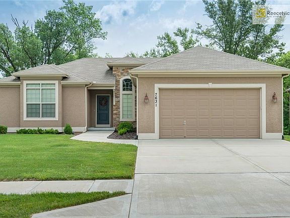 STUNNING REVERSE 1 1/2 - WONDERFUL MAIN FLOOR LIVING
