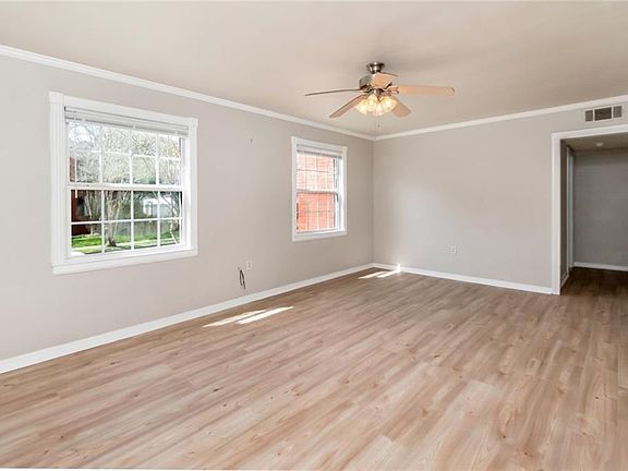 4th image of 204 Summerville Ct