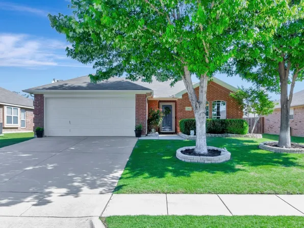 616 Steerman Ct, Saginaw, TX 76179