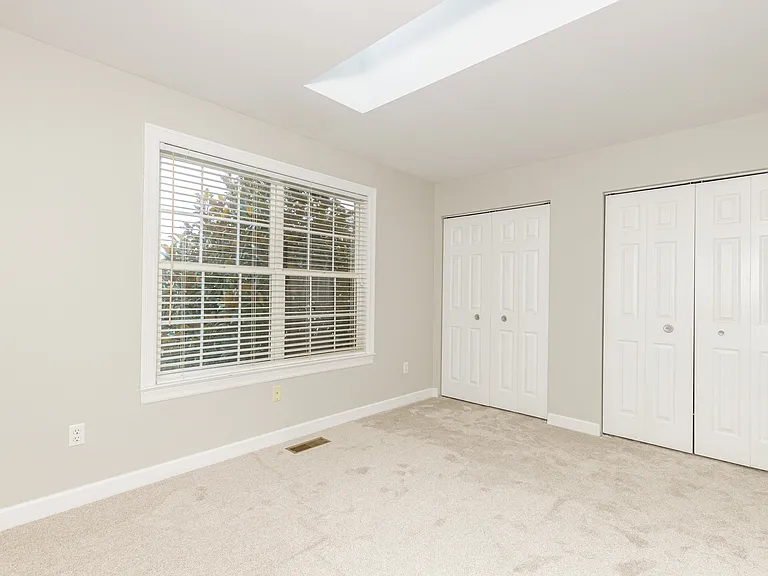 120 Roehampton Ln — Photo 58