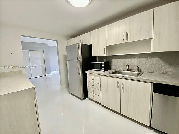 3rd image of 90 Edgewater Dr APT 722