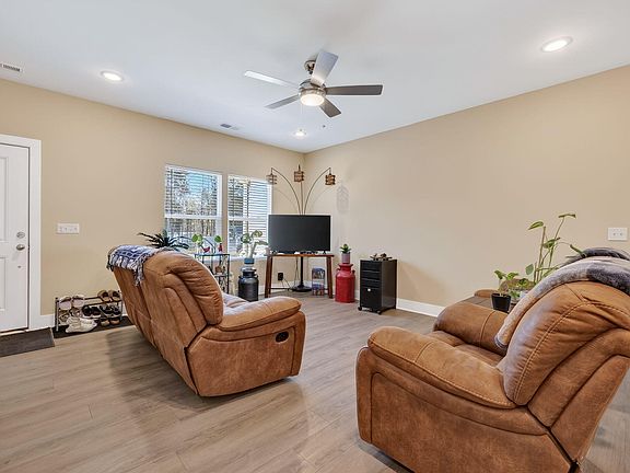 4th image of 35 Chester Ln