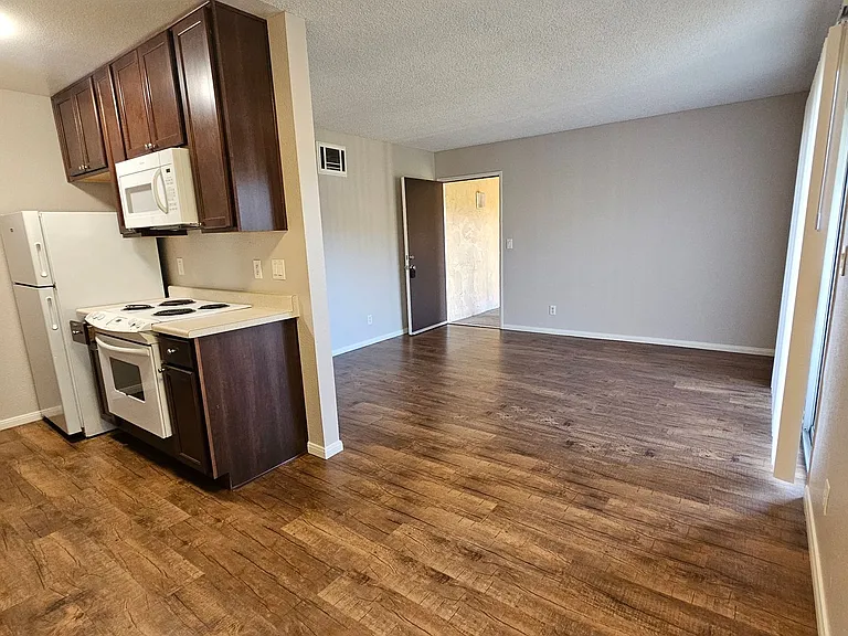 Del Mar Apartment Homes — Photo 19