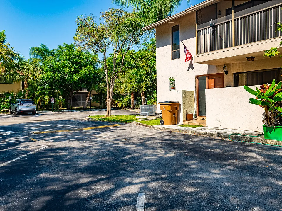 740 SE 1st Way #101