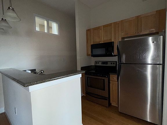 3rd image of 1414 W Marshall St APT 406