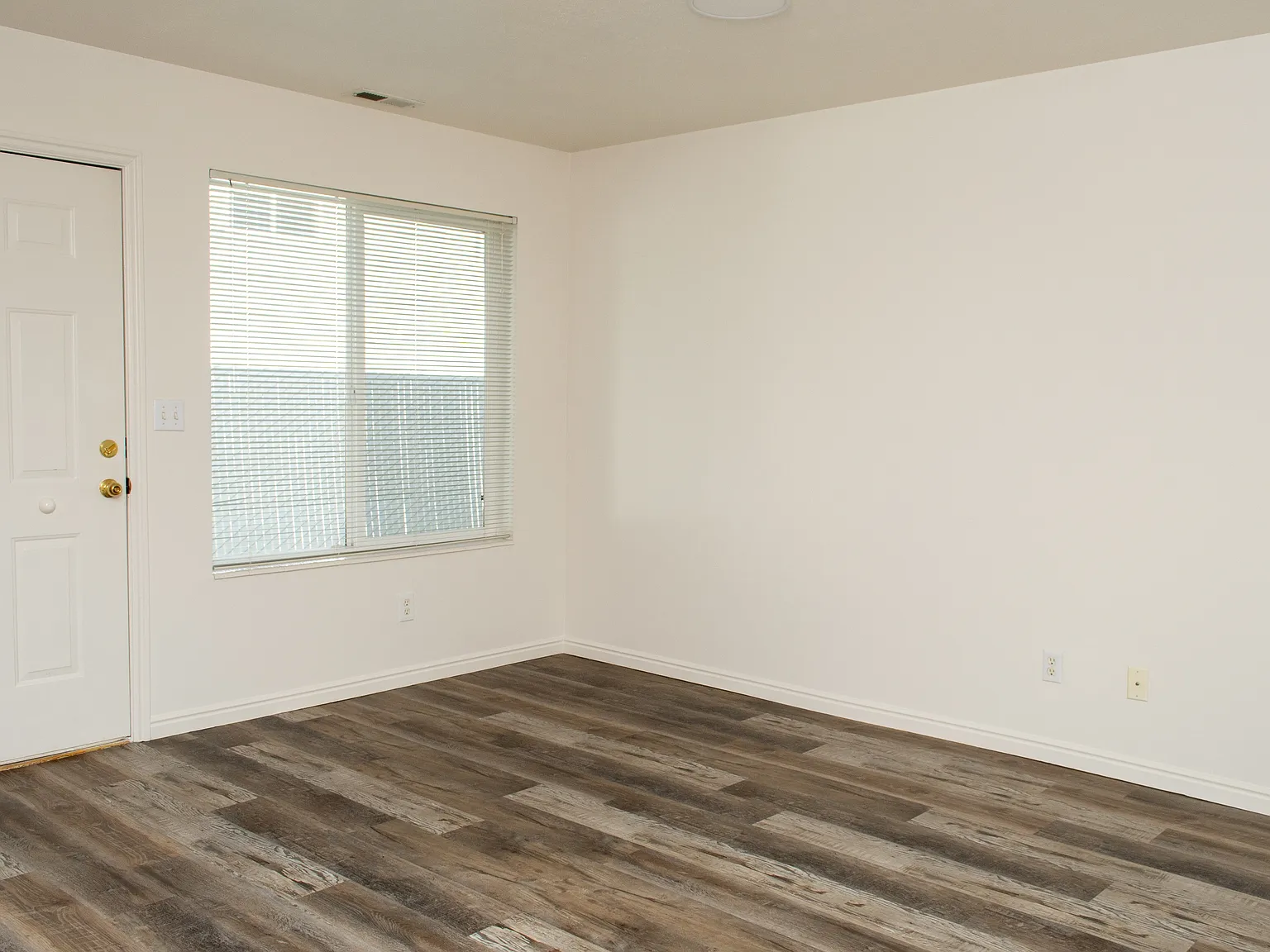 3 bed, 2.5 bath, 1344 sqft, $1,400 — Photo 2