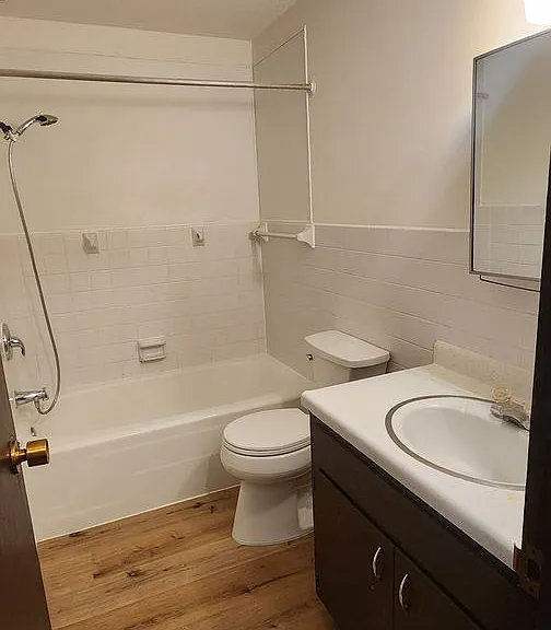 219 2nd St NE #5 — Photo 5