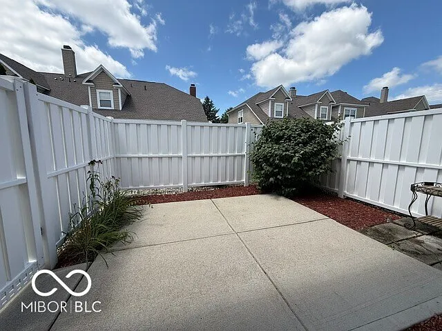 3 bed, 2.5 bath, 2216 sqft, $2,650 — Photo 2