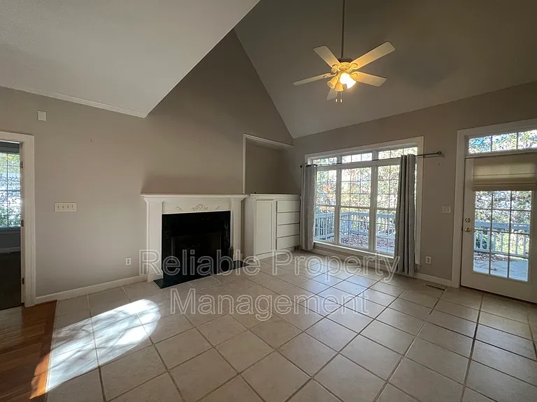 1004 Melville Ln — Photo 12