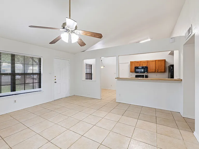 447 Vincent St — Photo 10