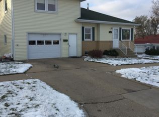 908 N 14th St, Bismarck, ND 58501
