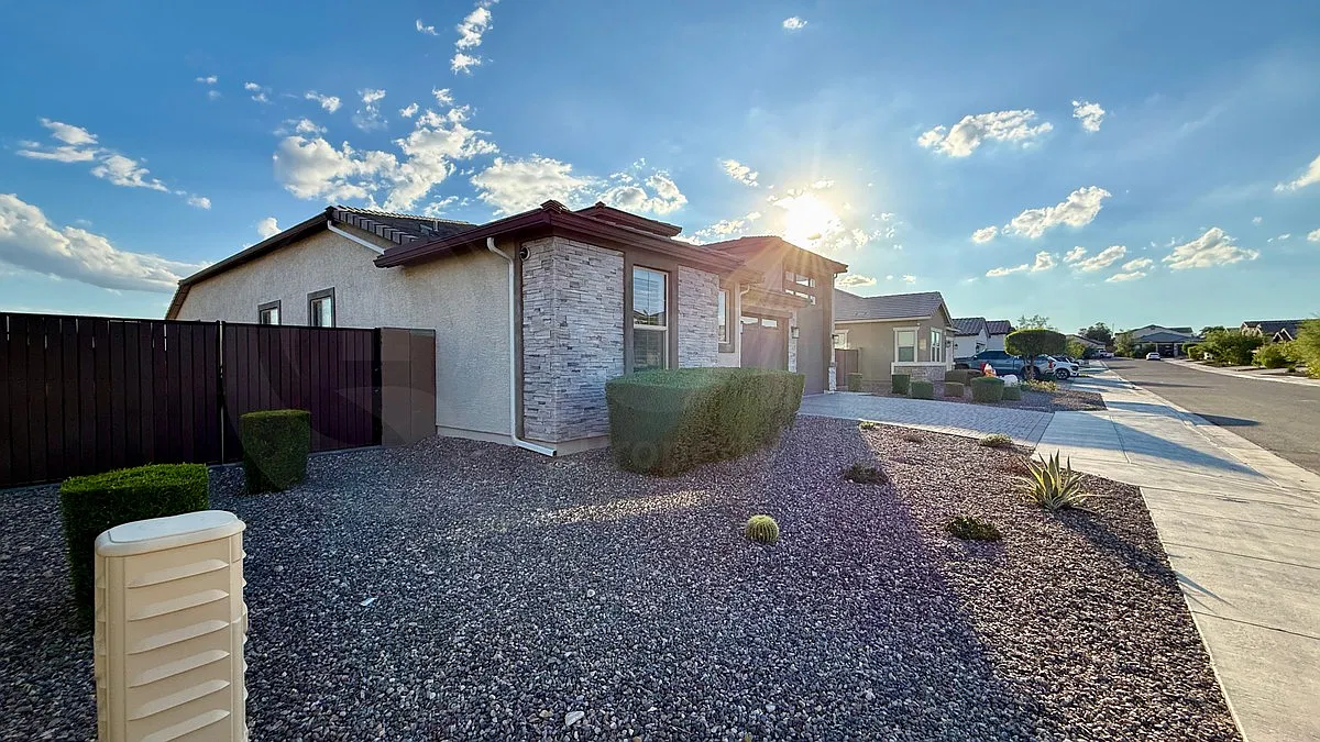 3 bed, 2.5 bath, 2392 sqft, $3,500 — Photo 3