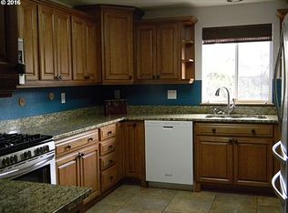 997 NE Grandview Dr, Roseburg, OR 97470