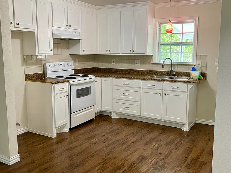 640 W Columbia Dr — Photo 3