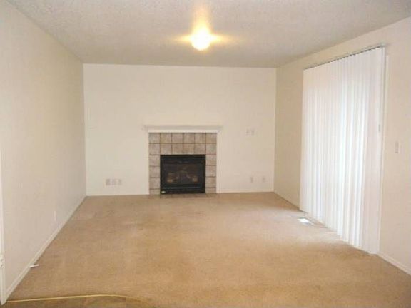 Family Room w/fireplace