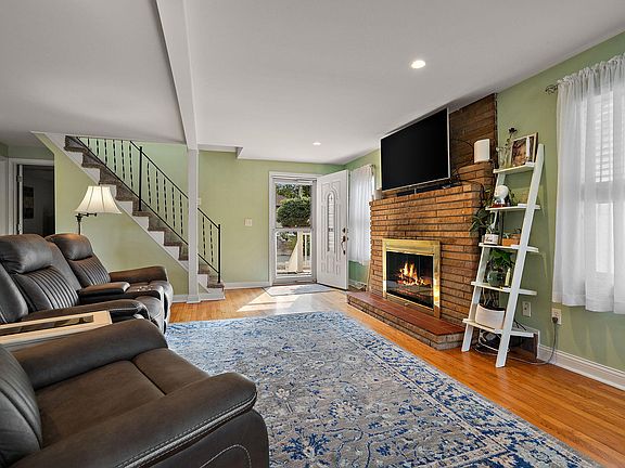 4th image of 567 S Lakeview Dr