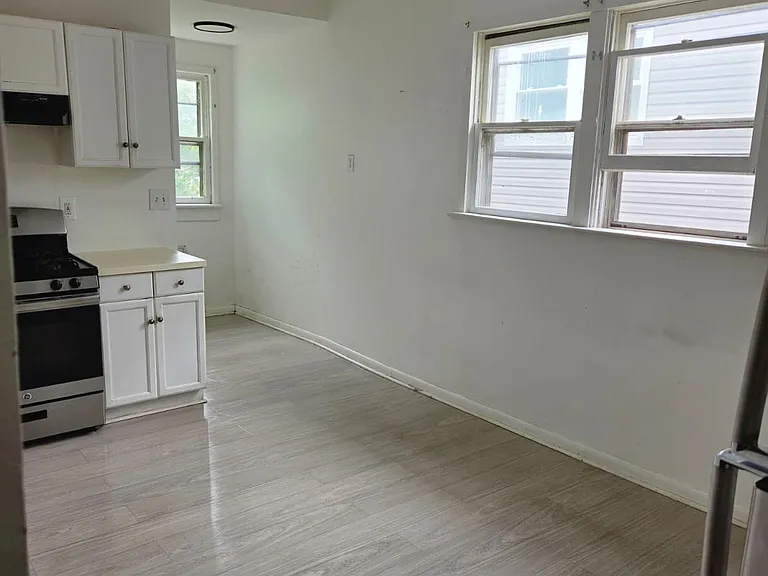 1035 Morris St #2 — Photo 8