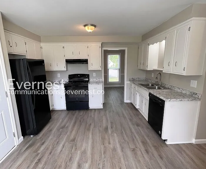 901 Cimarron Ct — Photo 3