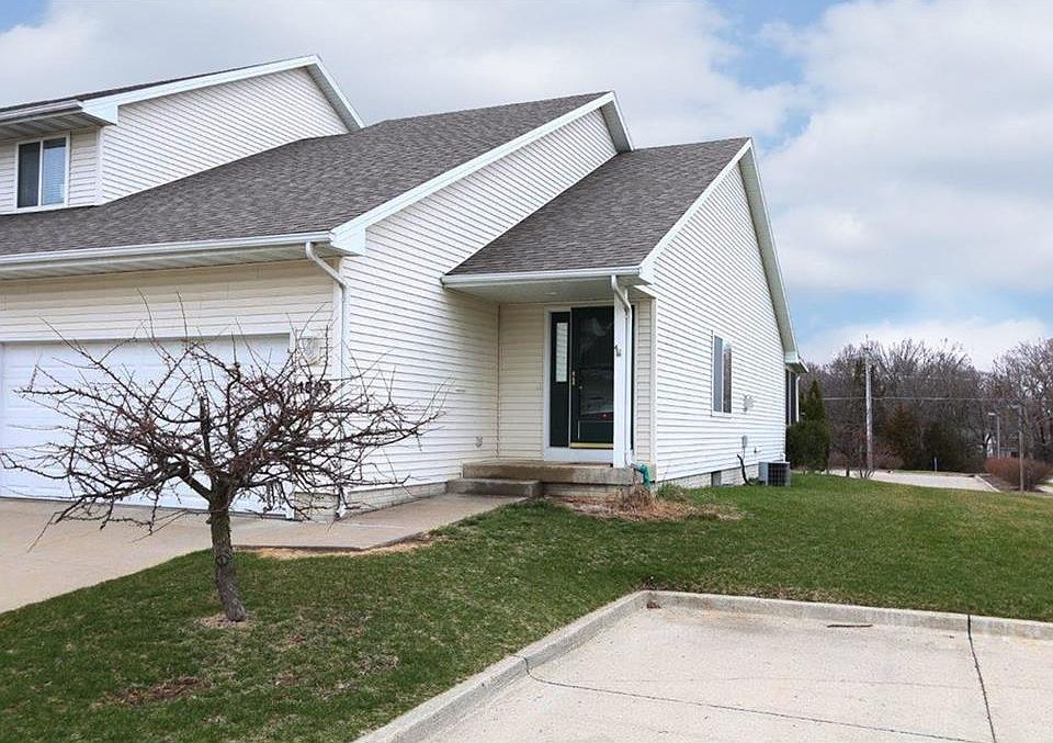 Front door/garag faces South