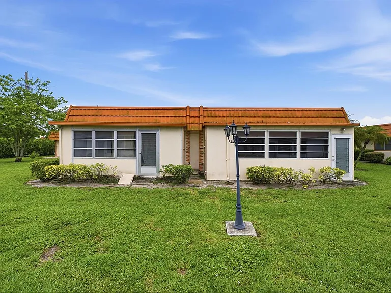 28 Seville Dr #B — Photo 30