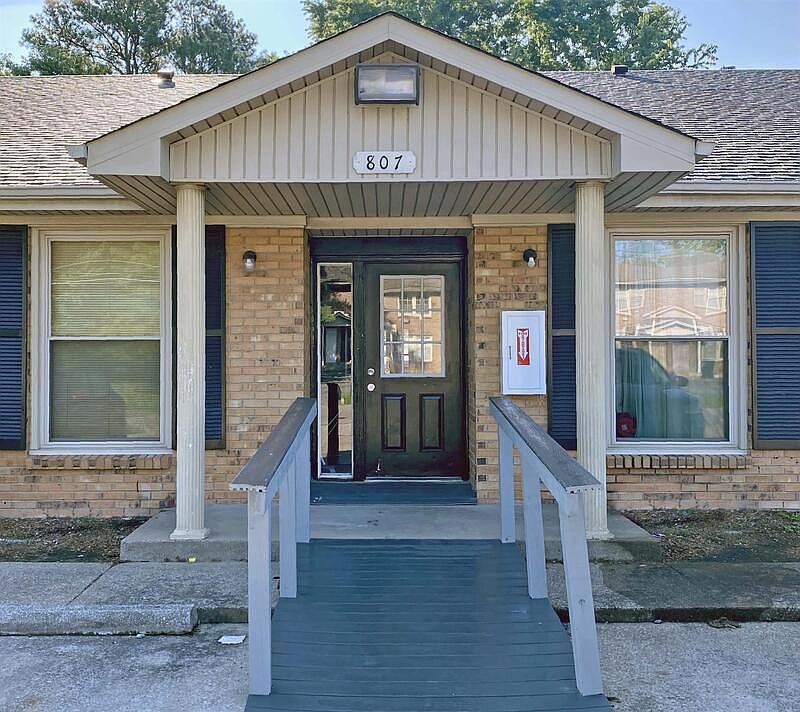 1st image of 807A Golfview Pl