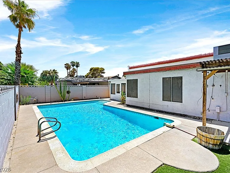 3956 Clear View Dr — Photo 26