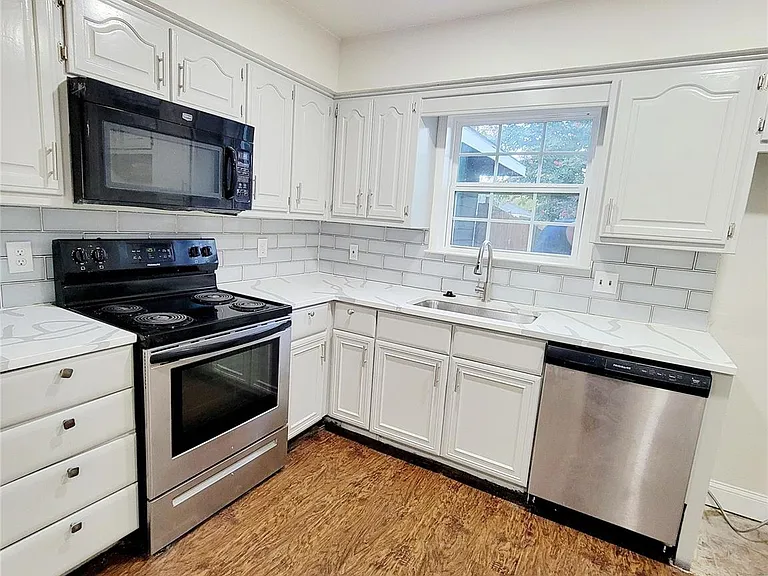 230 McCarley Pl — Photo 3