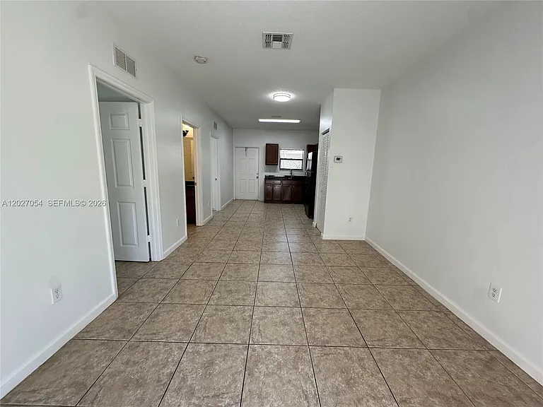 1035 NE 10th Ave #1 — Photo 10
