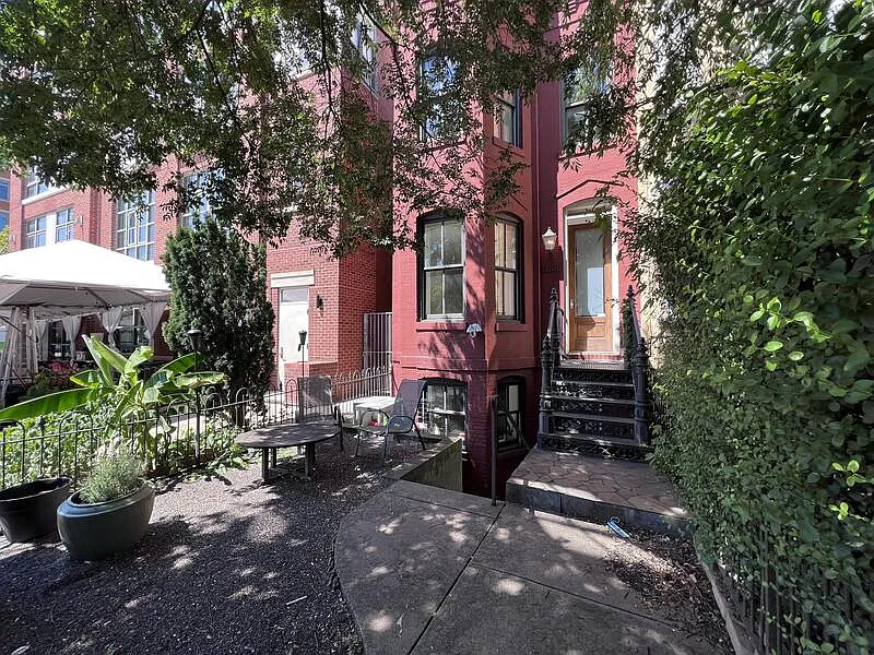 2 bed, 2.5 bath, 1262 sqft, $4,459 — Photo 2