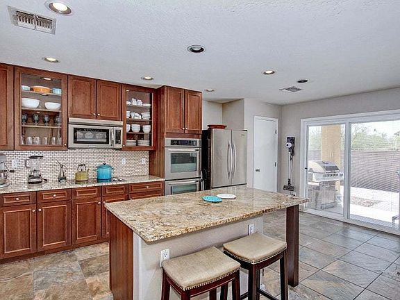 3rd image of 40301 W Peggy Ct