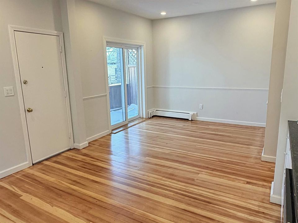 1st image of 164 Putnam Ave