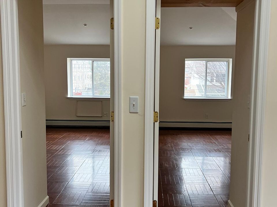 2nd image of 820 Clarence Ave